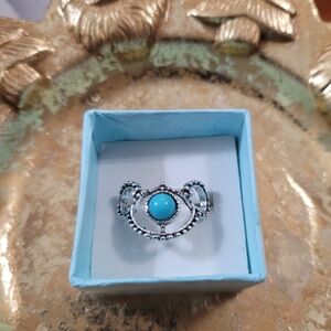 Elegant Silver and Turquoise Ring Size 7 NWOT 🍒Bundle 4 For 20🍒